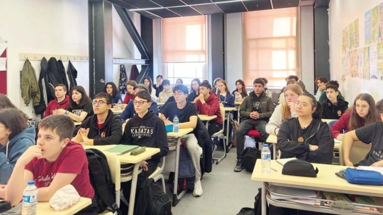 14 Kanadalı çocuk İstanbul'da liseye başladı! Öğretmen ve öğrencilerin bağına hayran kaldılar