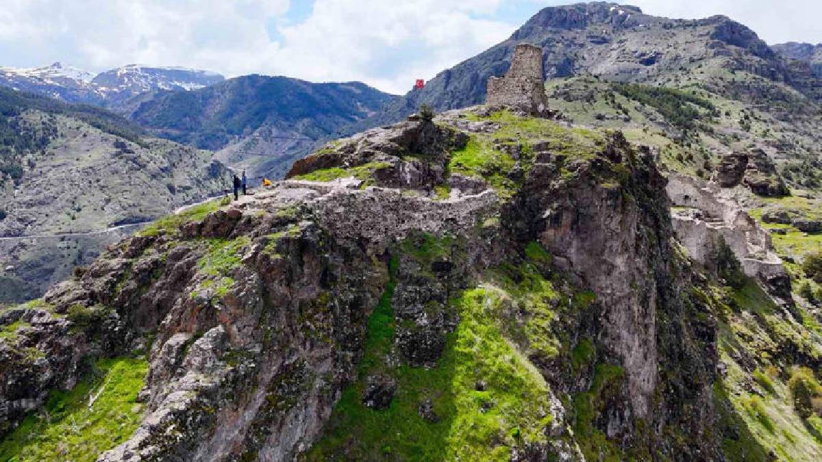 150 metre yükseklikte sarp kayalıklar üzerine kurulu! Burası Gümüşhane'nin ‘Kartal Yuvası'