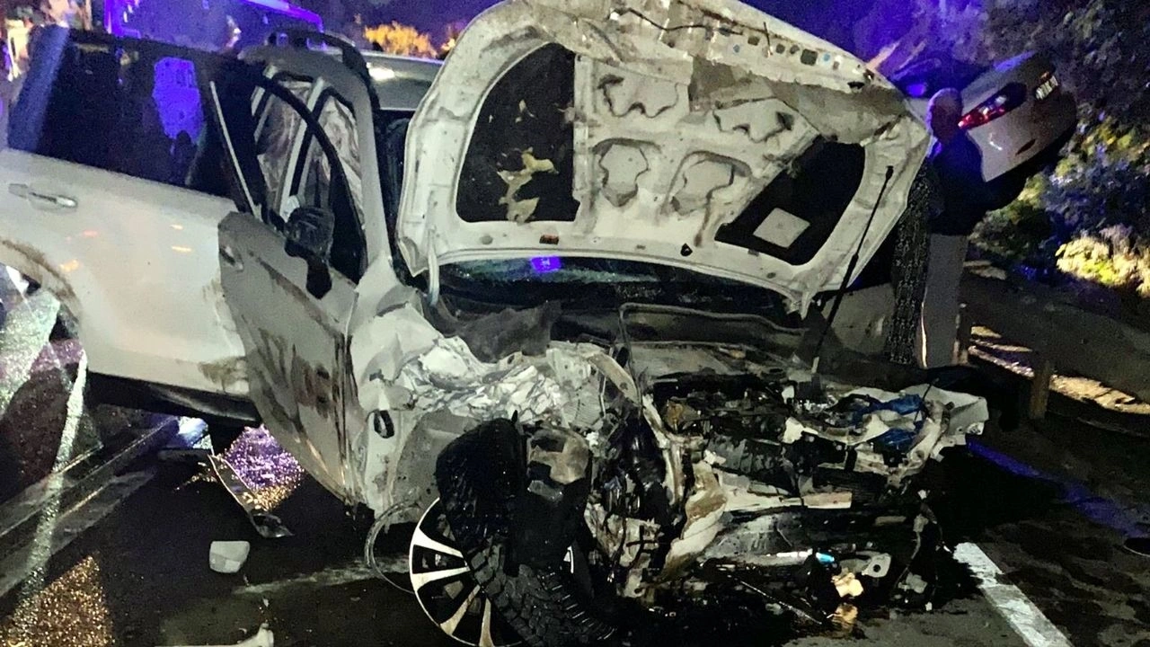 4 araç birbirine girdi: Burdur'daki kazada 4 kişi hayatını kaybetti