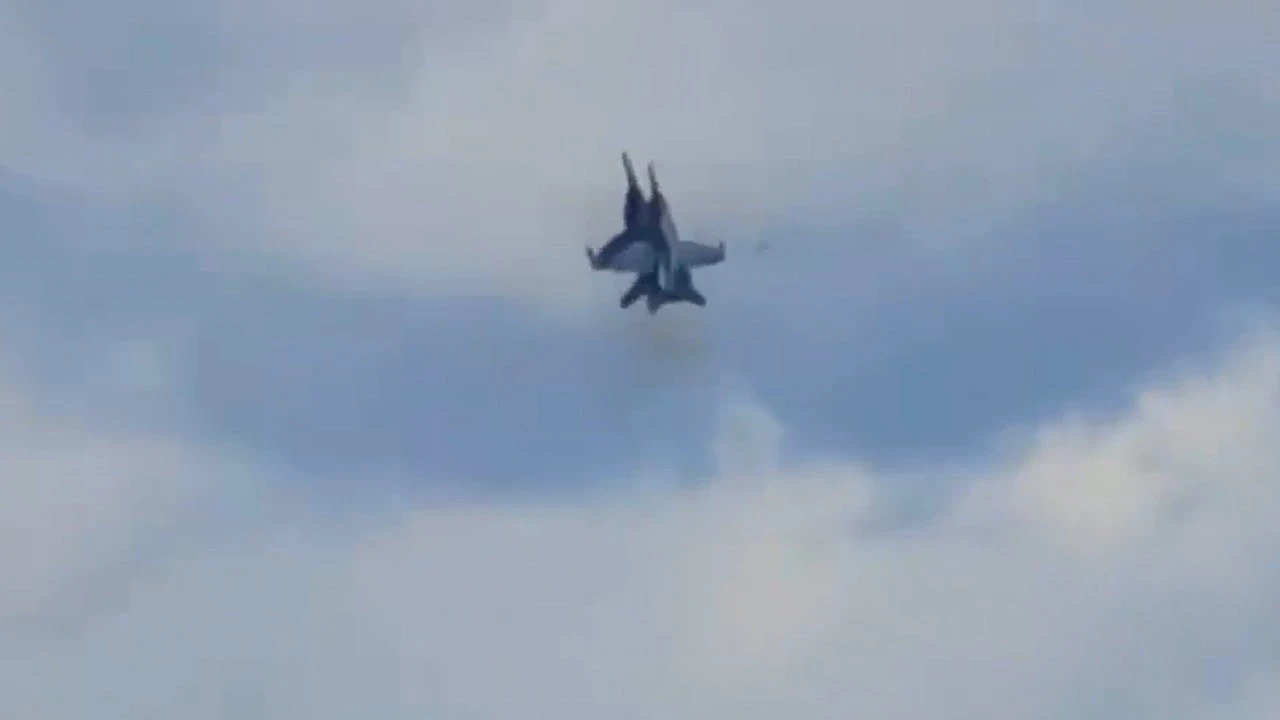 ABD'de uçaklar havada çarpıştı! Pilotlar son anda kurtuldu