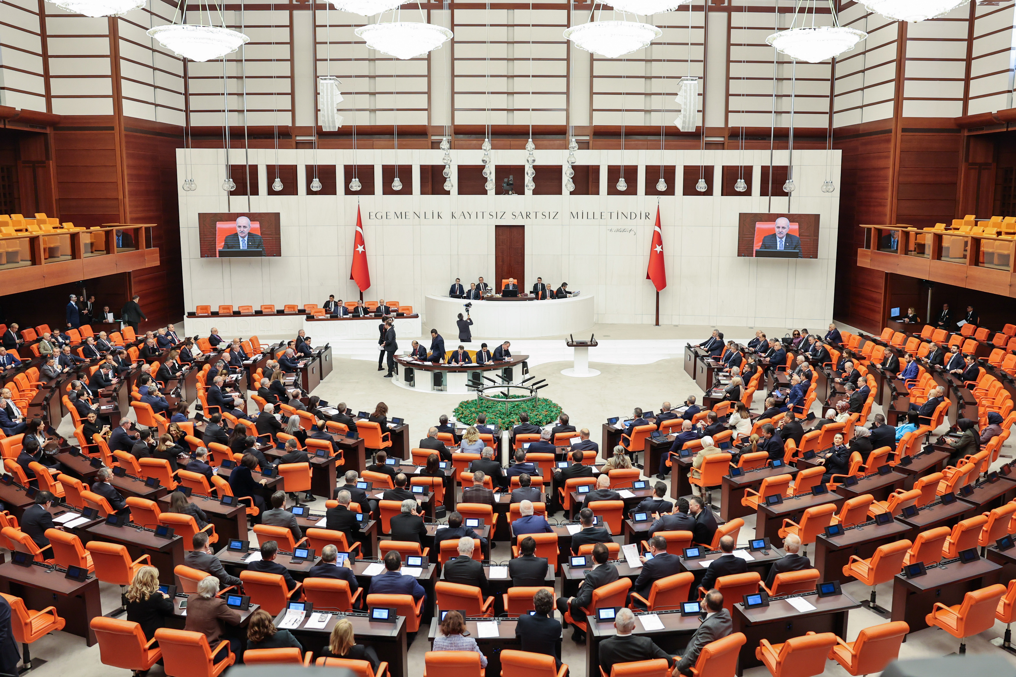 AK Parti uzun süredir kamuoyunun gündeminde olan 12. Yargı Paketi'ni Meclis'e sundu