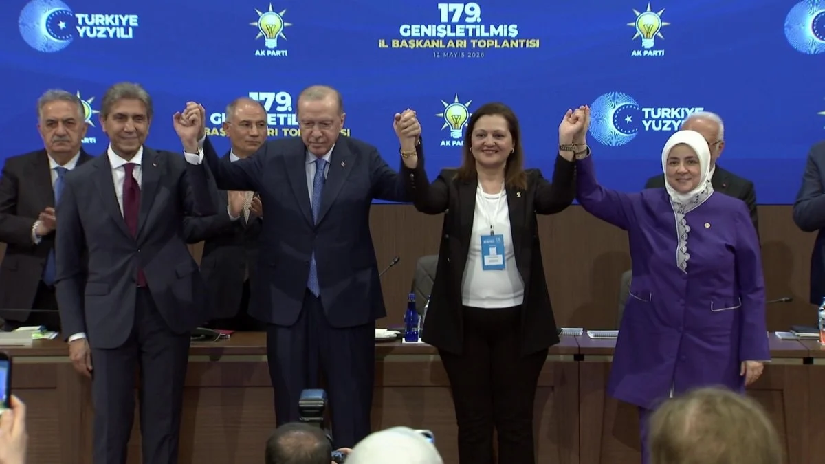 AK Parti'ye katılan Afyonkarahisar Belediye Başkanı Burcu Köksal