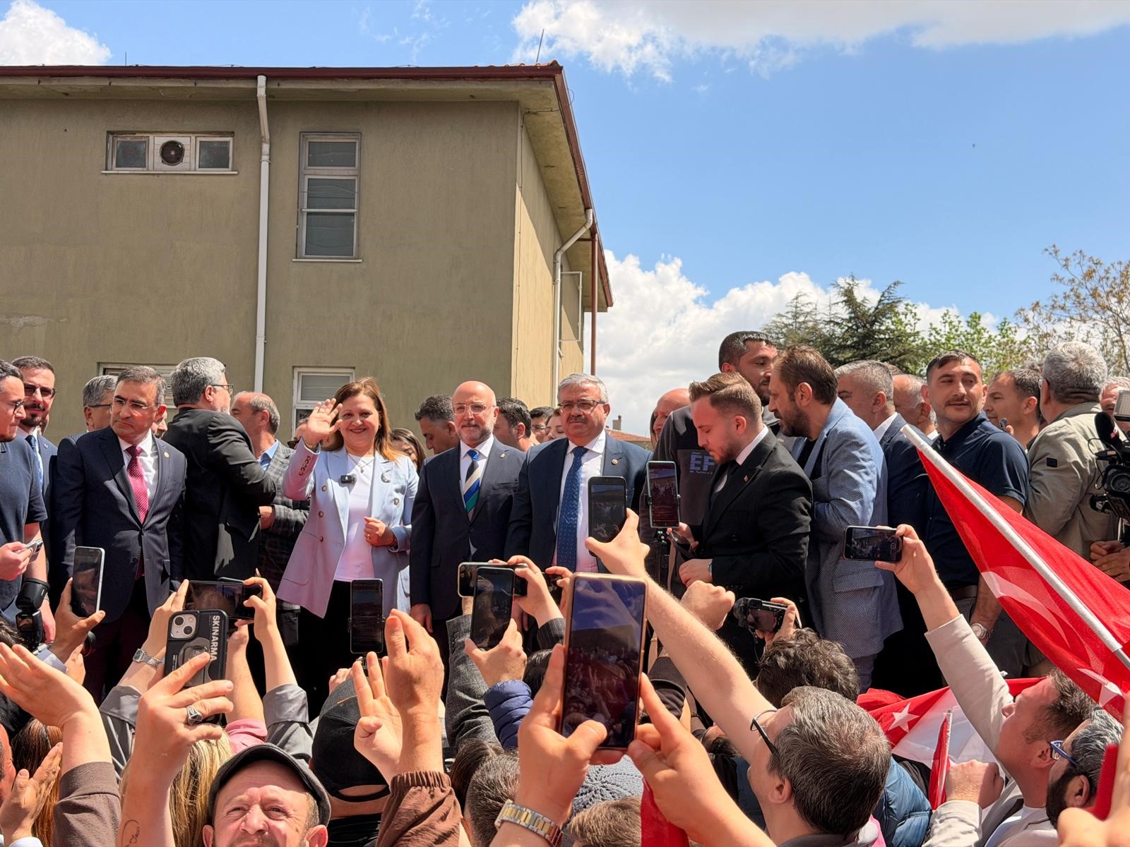 AK Parti'ye katılan Burcu Köksal