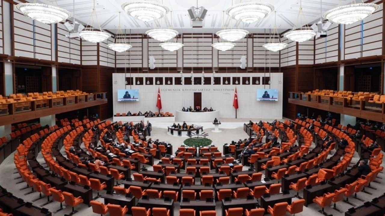 AKP yasal adımlar için 'önce silah bırakma' dedi