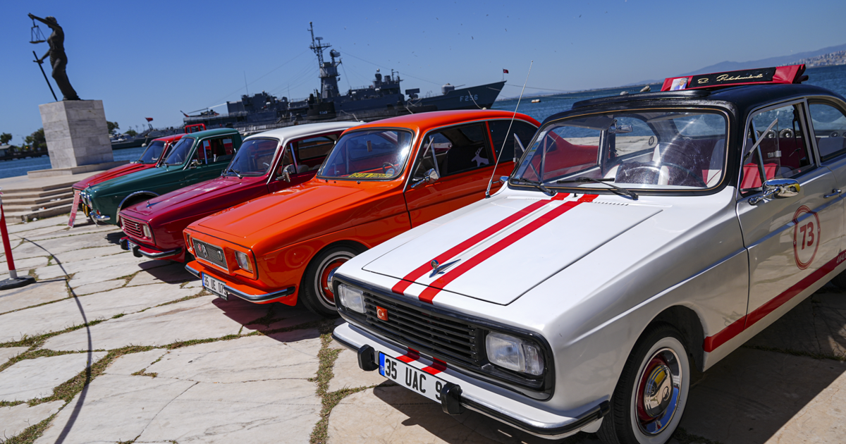 Anadol tutkunları İzmir'de buluştu. 45 araç sergilendi