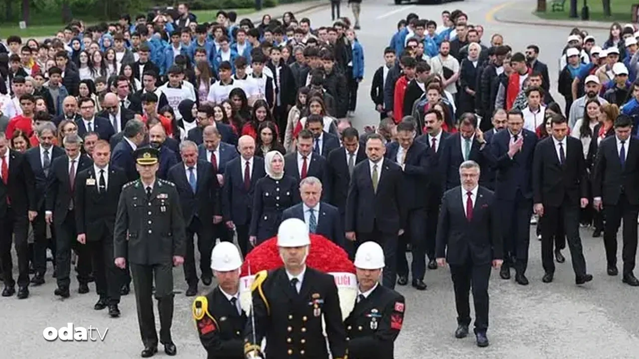 Anıtkabir'de Gençlik Haftası ziyareti: Aslanlı Yol'dan yürüyerek Gazi Mustafa Kemal Atatürk'ün mozolesine ulaştı
