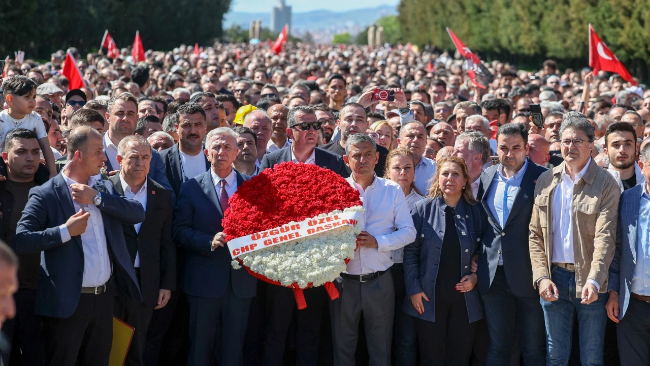 Anıtkabir'de Özgür Özel'e 'çelenk' engeli! 'Genel Başkan' yazısına müdahale edildi