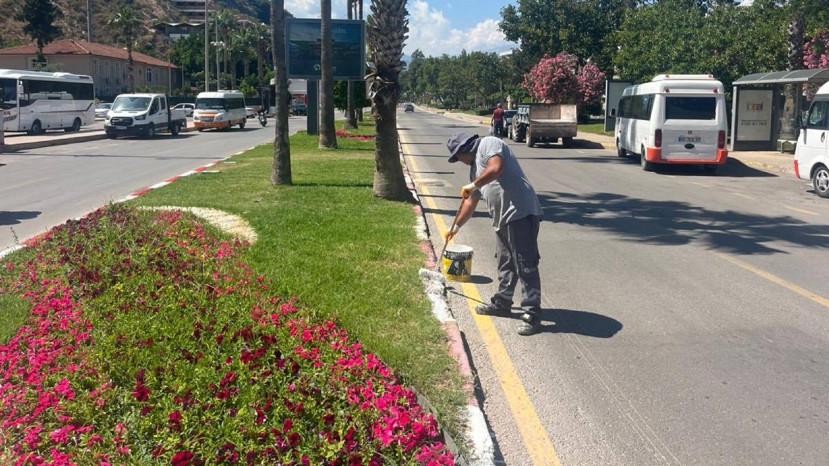 Antalya Büyükşehir Belediyesi, Finike'de yol bakım, onarım ve yenileme çalışmalarını sürdürüyor