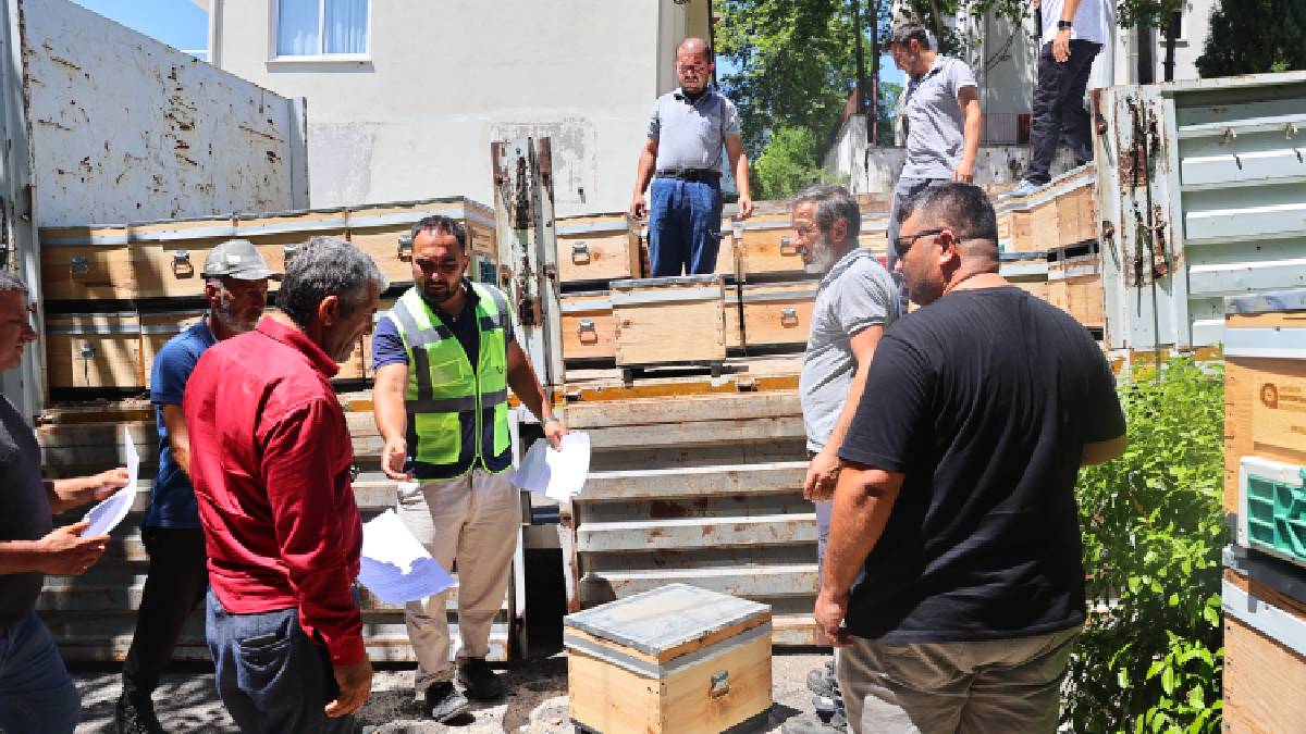 Antalya Büyükşehir Belediyesi, Gündoğmuş ve İbradı ilçesinde arıcılıkla uğraşan ve arıcılığa yeni