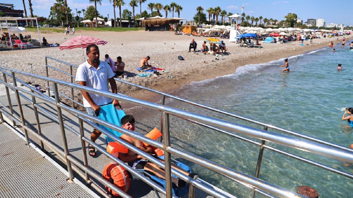 Antalya Büyükşehir Belediyesi'nin Konyaaltı ve Lara'da hizmet veren engelsiz plajları