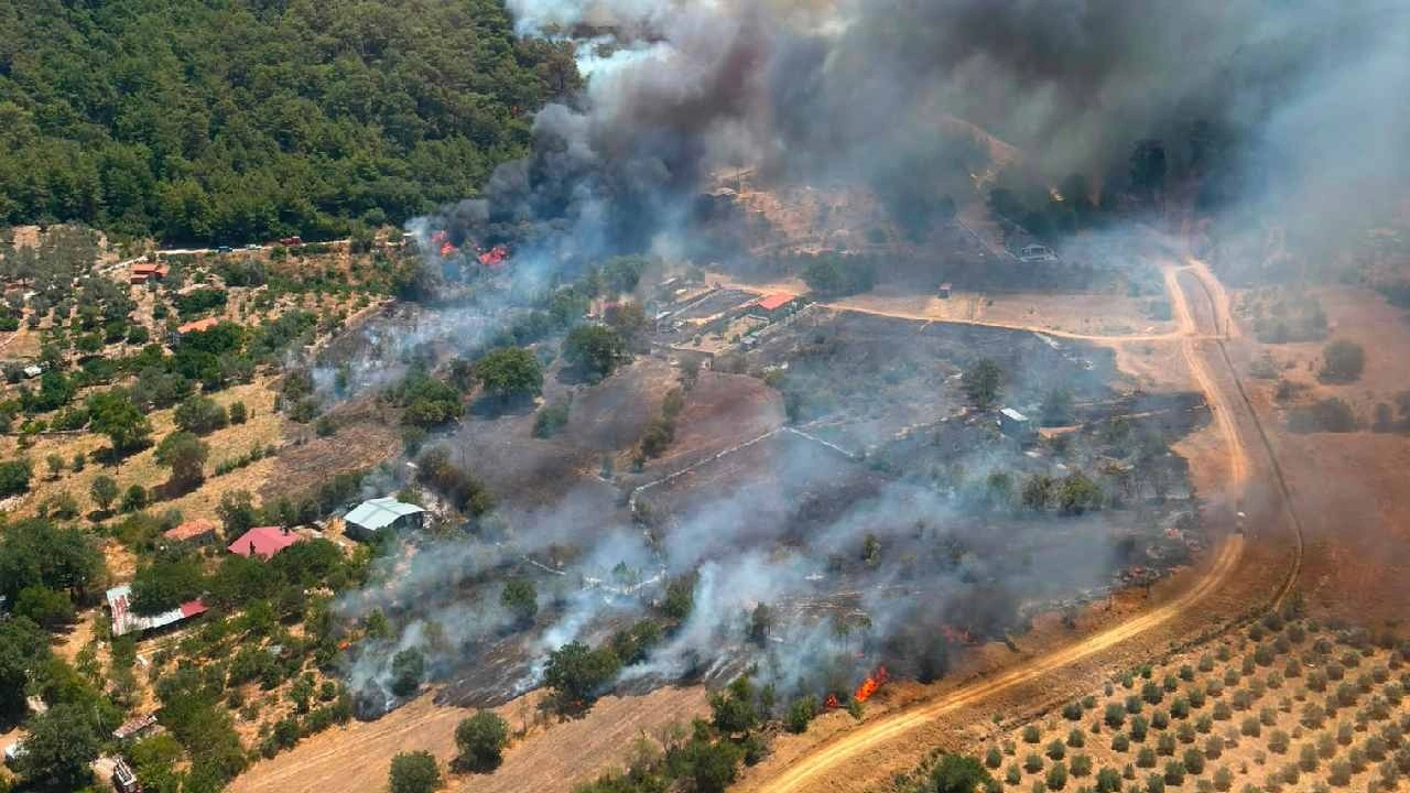 Antalya'da evler tahliye edilirken Muğla'da yangın yerleşim yerlerine yakın bir noktada başladı