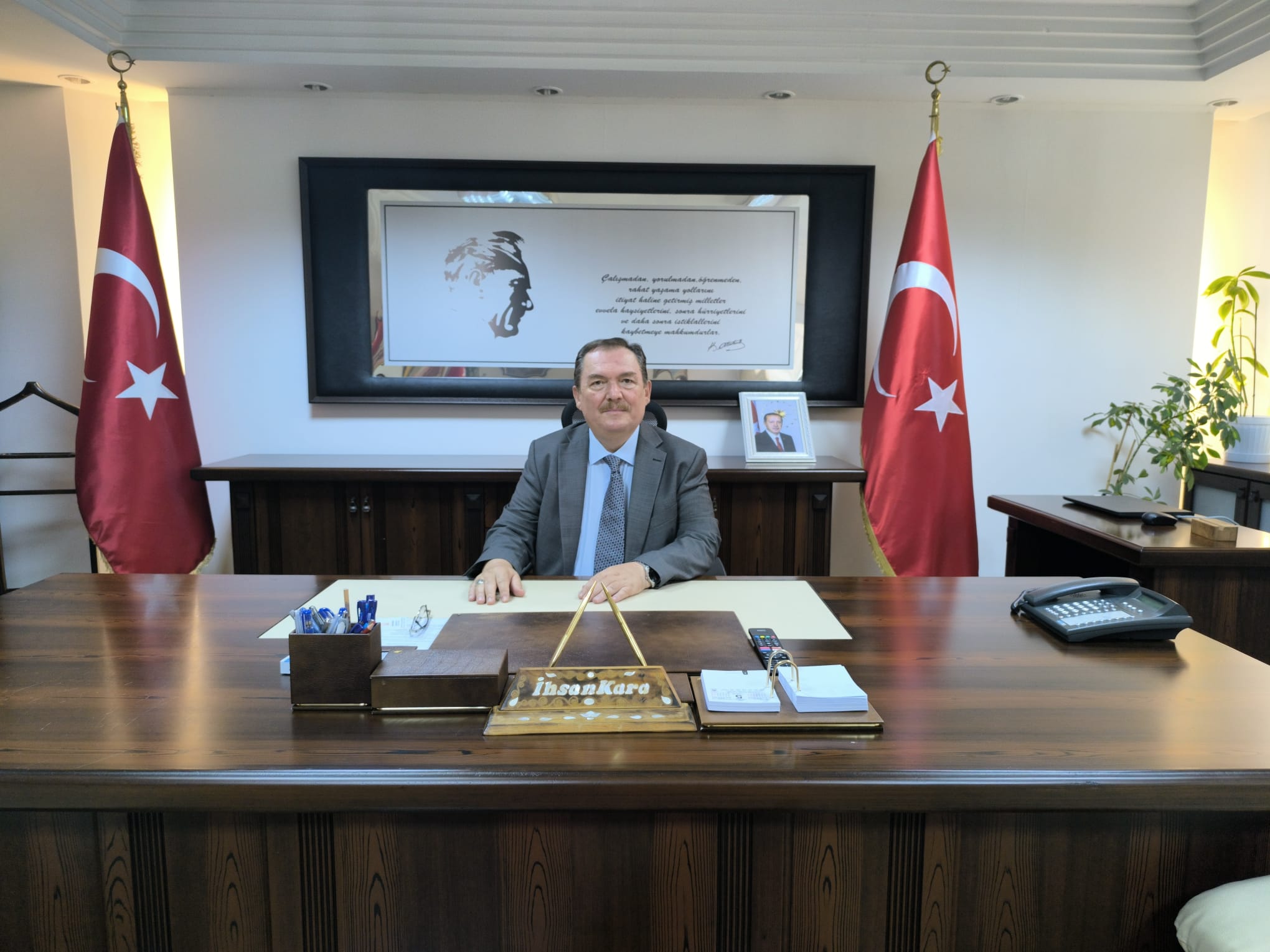 Antalya'da Muratpaşa Kaymakamı İhsan Kara evinde geçirdiği kalp krizi sonucu yaşamını yitirdi