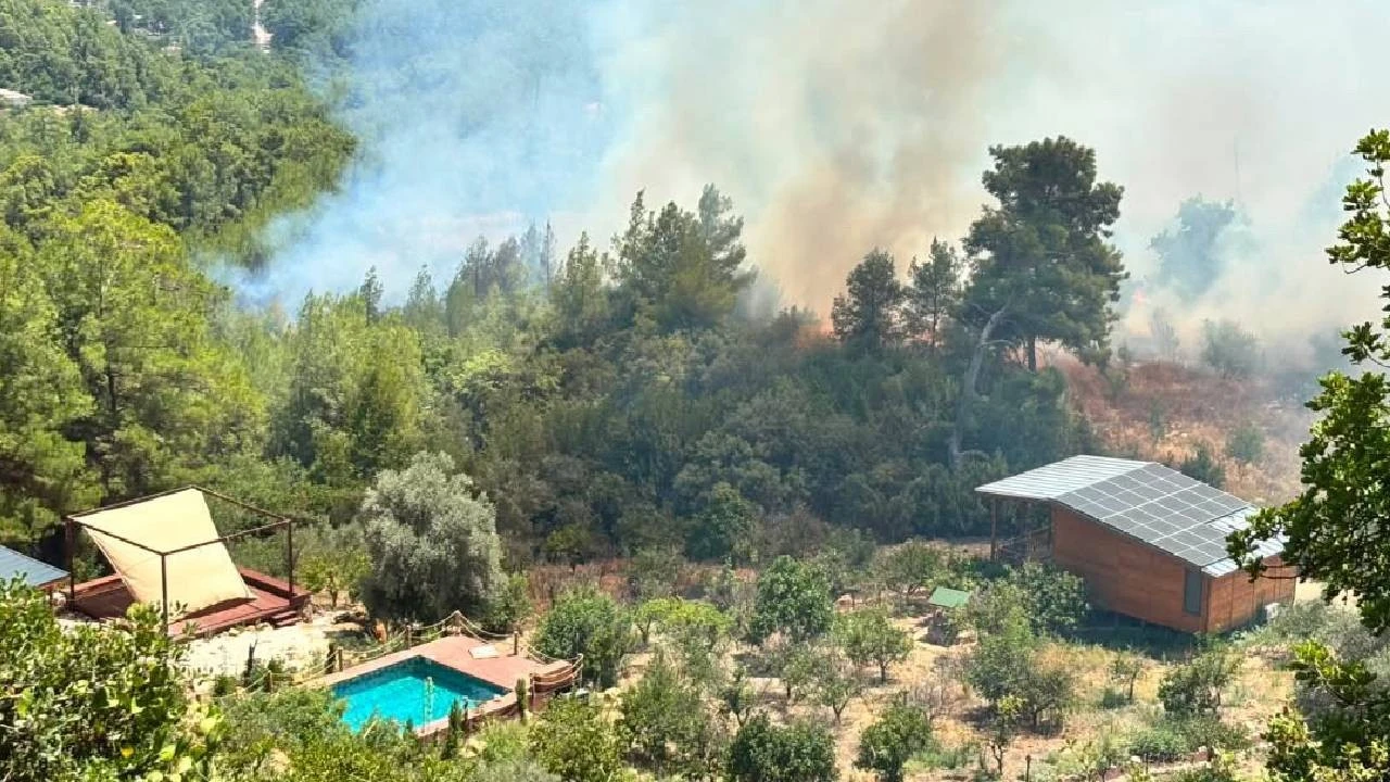 Antalya'nın Kumluca ilçesinde çıkan orman yangını nedeniyle Kemer- Kumluca D400 karayolu trafiğe kapatıldı