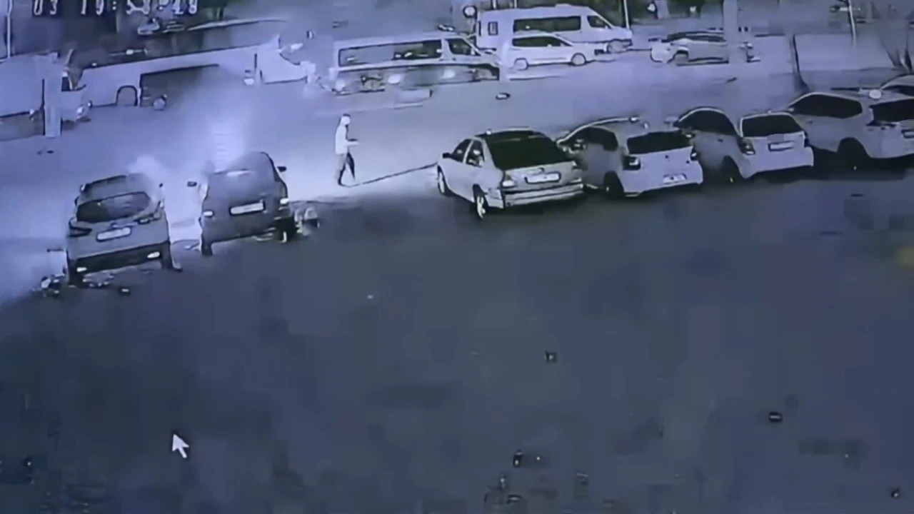 Antalya'nın Serik ilçesinde bir saldırgan oto galerideki 6 aracın üzerine benzin dökerek yaktı