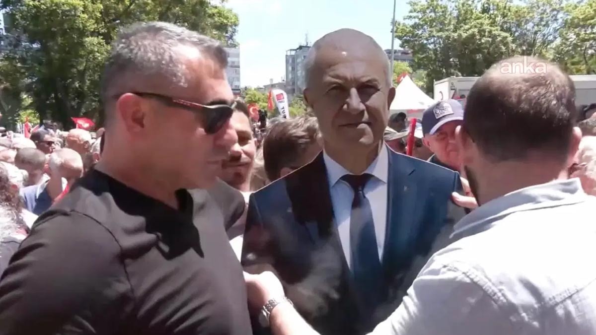 Ayağı kırılan Belediye Başkanının yerine maketi bayramlaşmaya geldi