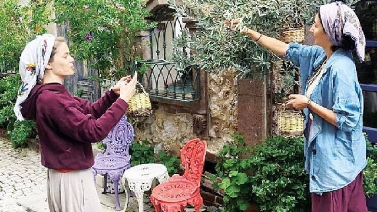 Ayvalık'ta küçük bir butik otel işleten Burcu Biricik