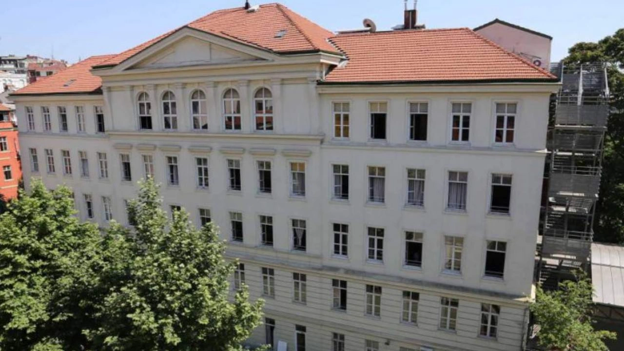 Bakanlık İtalyan Lisesi grevinde devreye girdi