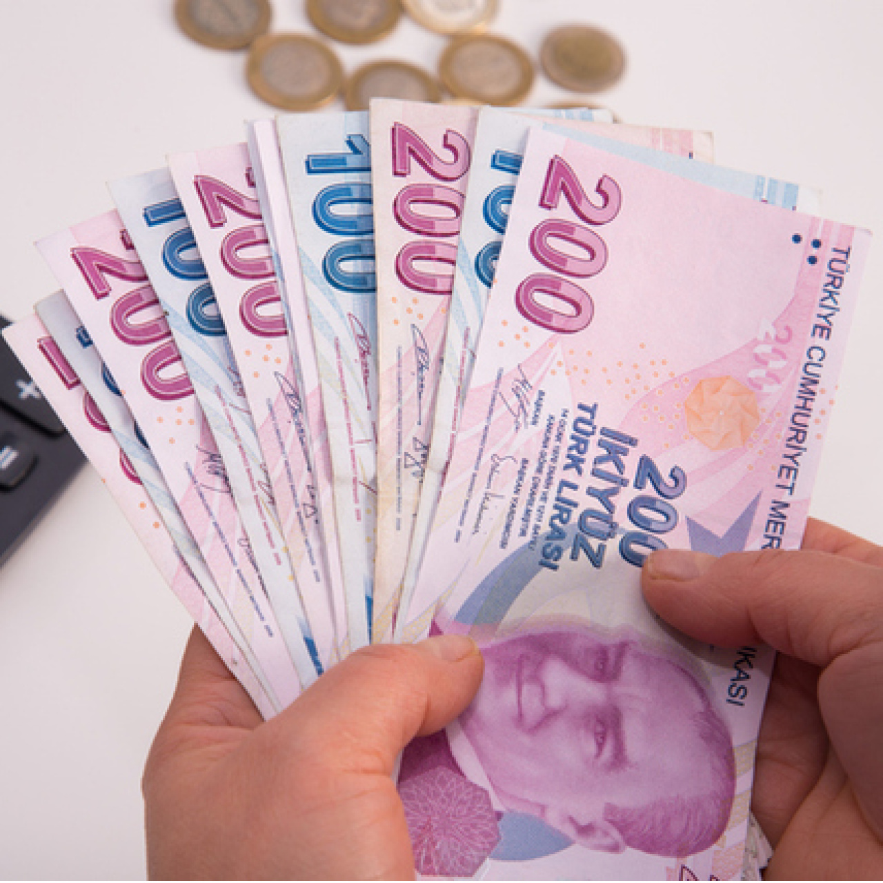 Bankalar, maaşını 3 yıl boyunca kendilerinden alma taahhüdü veren emeklilere nakit promosyonların yanı