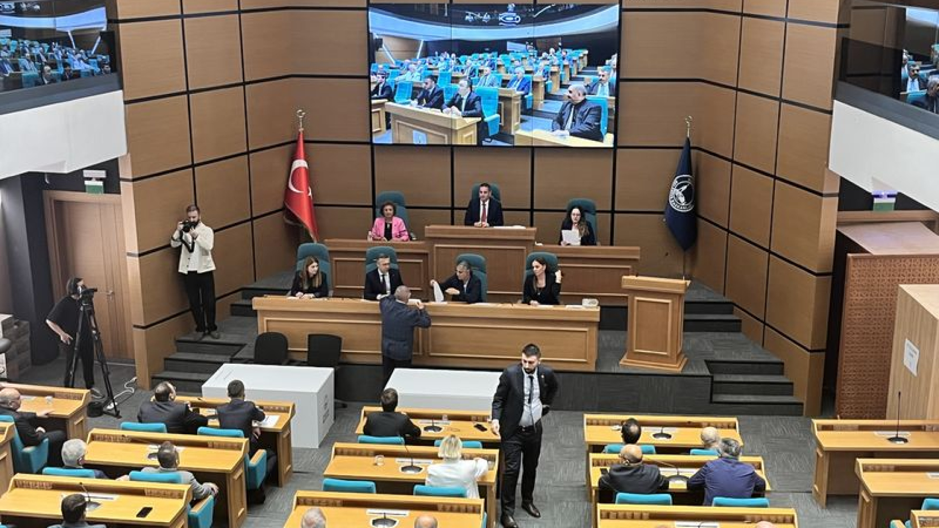 Başkan vekilliği için yapılan seçimin ilk oylamasında Cumhur İttifakı'nın adayı Dündar Ziya Gültekin 21