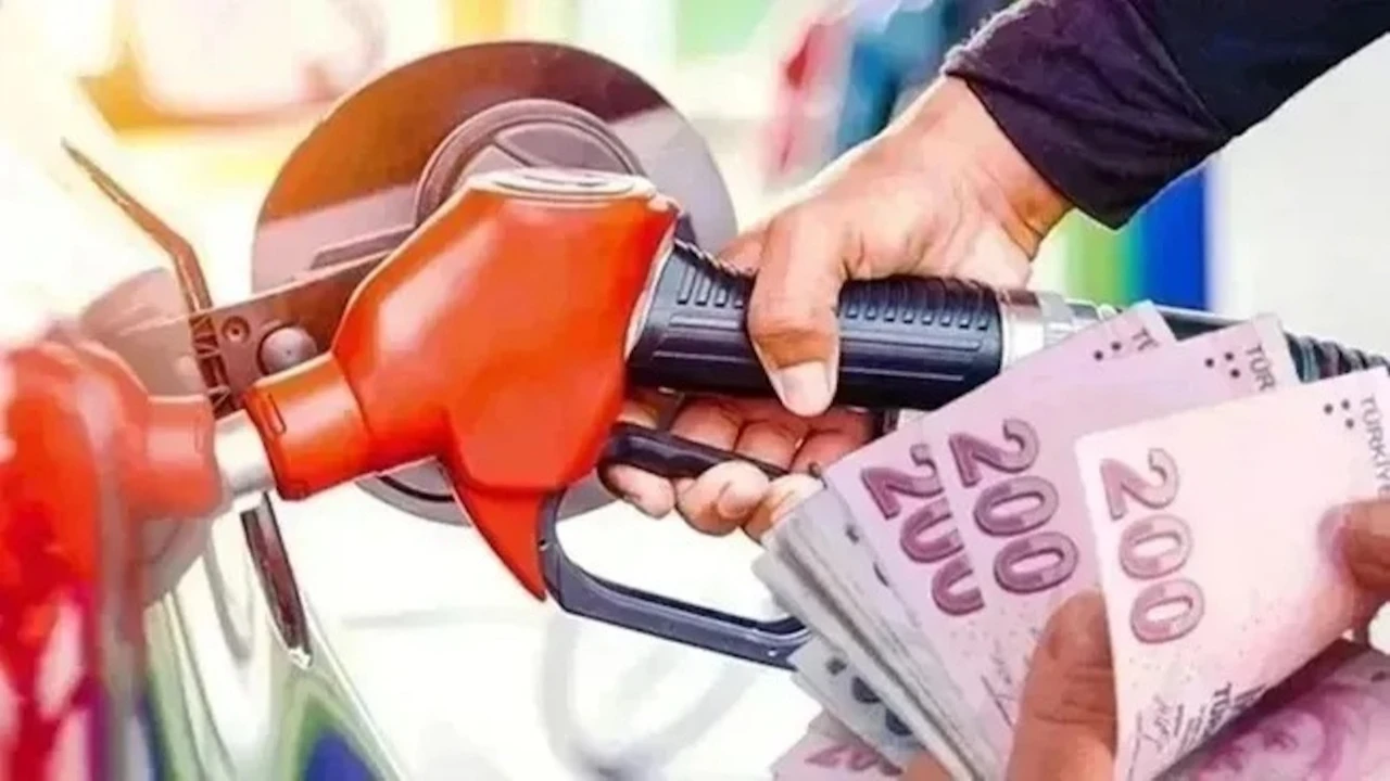 Benzin fiyatlarına yeni zam geliyor: Benzine gece yarısından itibaren 1 lira 7 kuruş zam bekleniyor