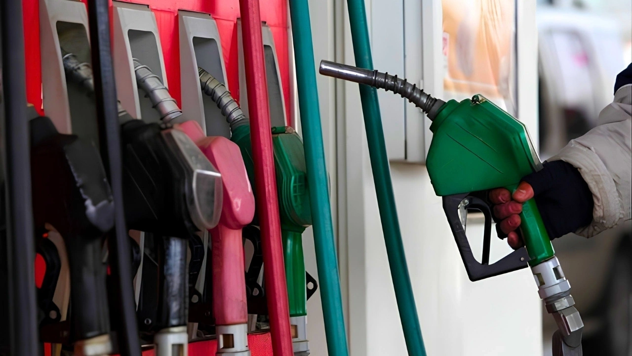 Benzine indirim geldi ama litre başına 2,5 lirası vergiye gitti
