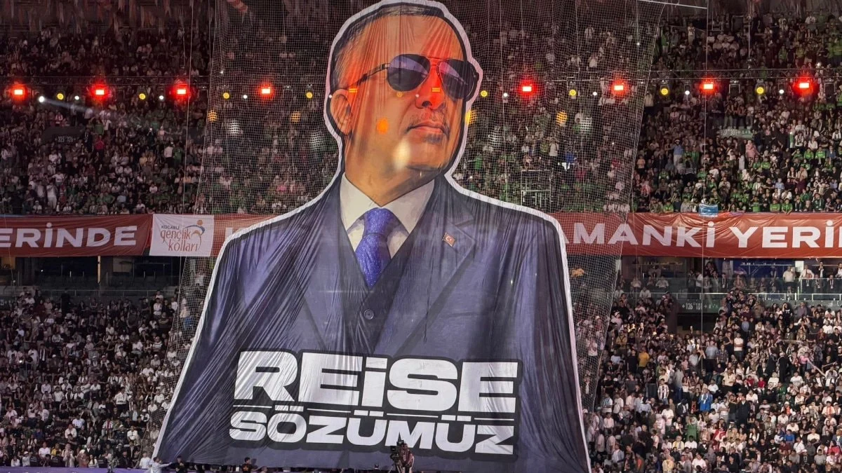 Bir Gençlik Şöleni'nde ilk defa çaldı