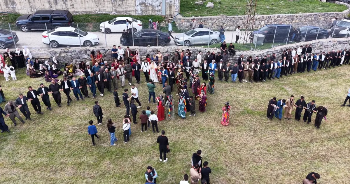 Birçok aşiret yasaklamıştı. Halayın başına geçtiler