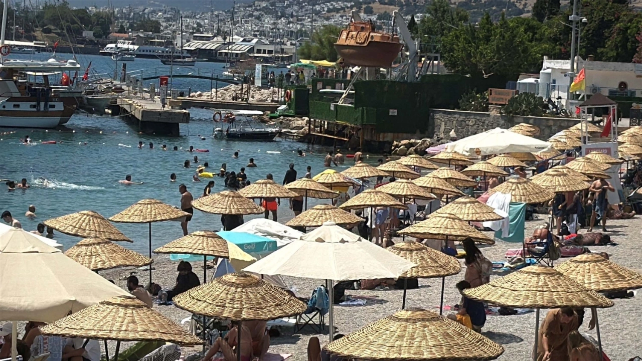 Bodrum'da etkili olan sıcak hava, tatilcileri sahillere yönlendirdi
