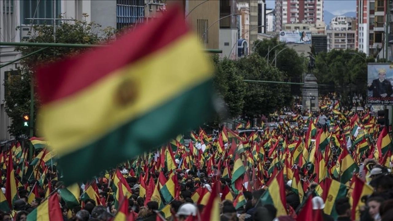 Bolivya'da hükümet karşıtı protestolar sürerken iki bakan istifa etti