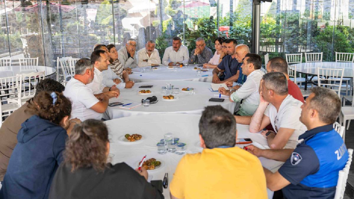 Bornova'da muhtarlarla aynı masada, sorunları ortak çözüm