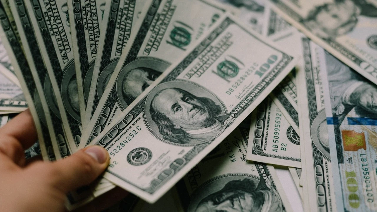 Böylece net döviz açığı bir ayda 9,4 milyar dolar artarak 205,6 milyar dolara çıktı