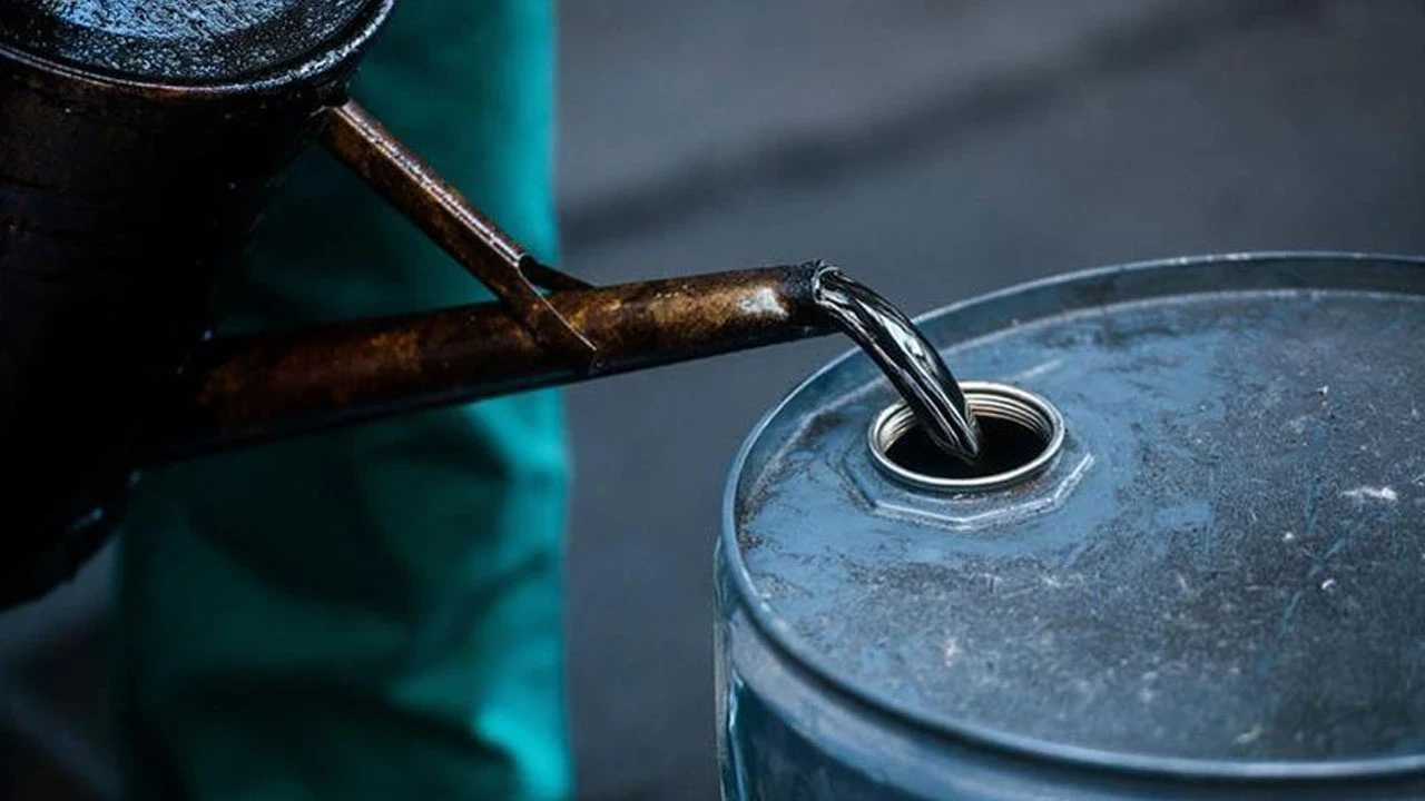 Brent petrol Mayıs'ta yüzde 19 düşüşle altı yılın en büyük aylık kaybını yaşadı