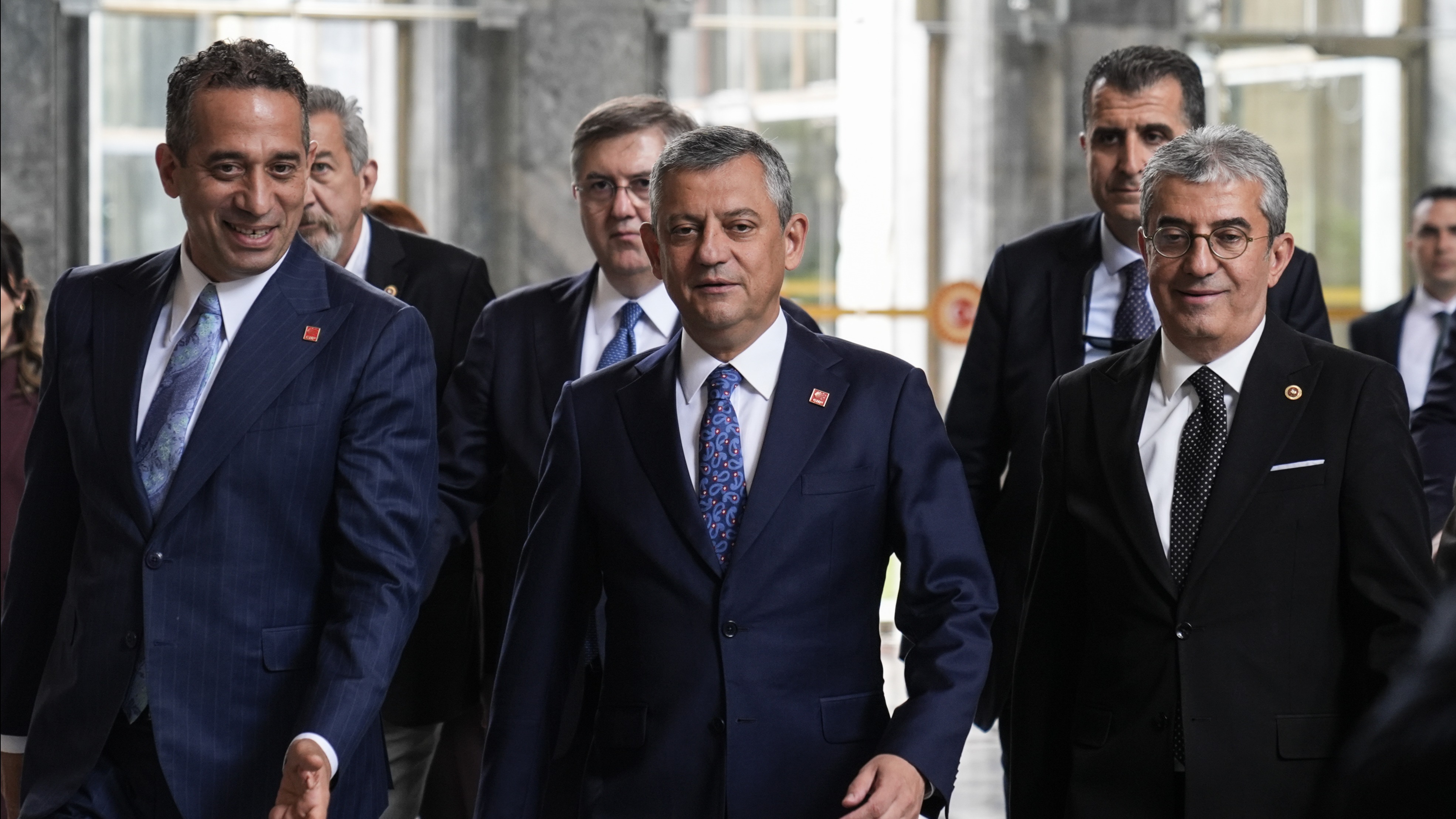Bu imzalar 15 gün içinde toplanarak Genel Merkez'e teslim ediliyor