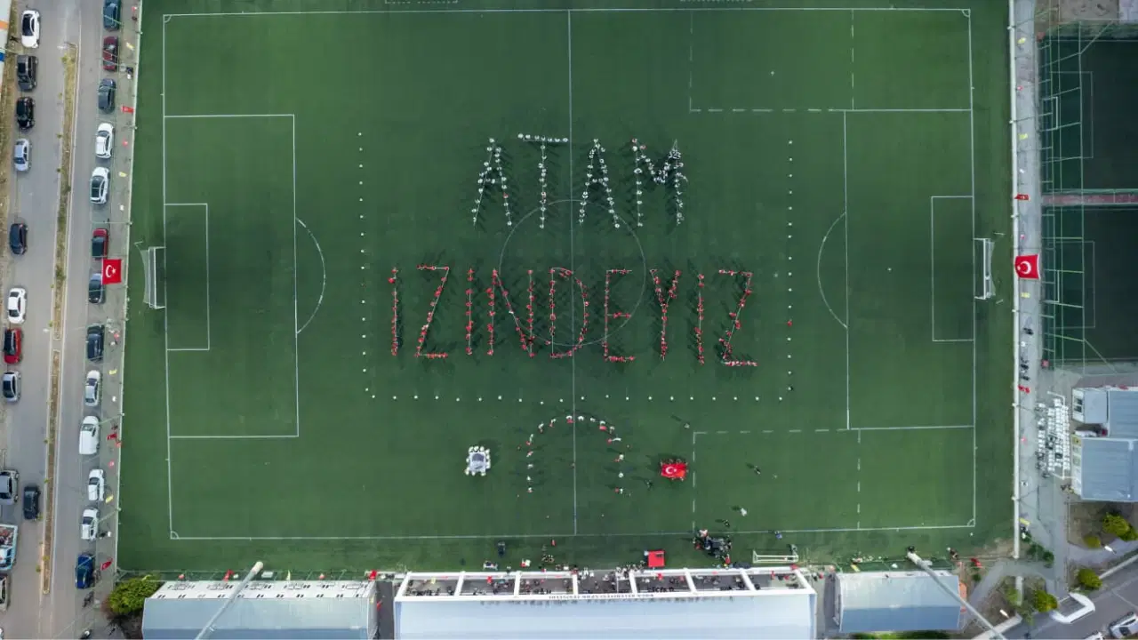 Buca'da yüzlerce kişi "Atam İzindeyiz" yazdı