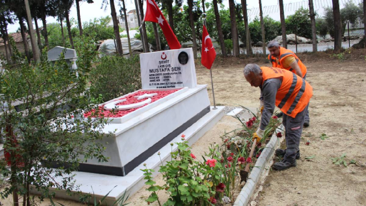 Büyükşehir'in mezarlıklarda bayram hazırlığı sürüyor