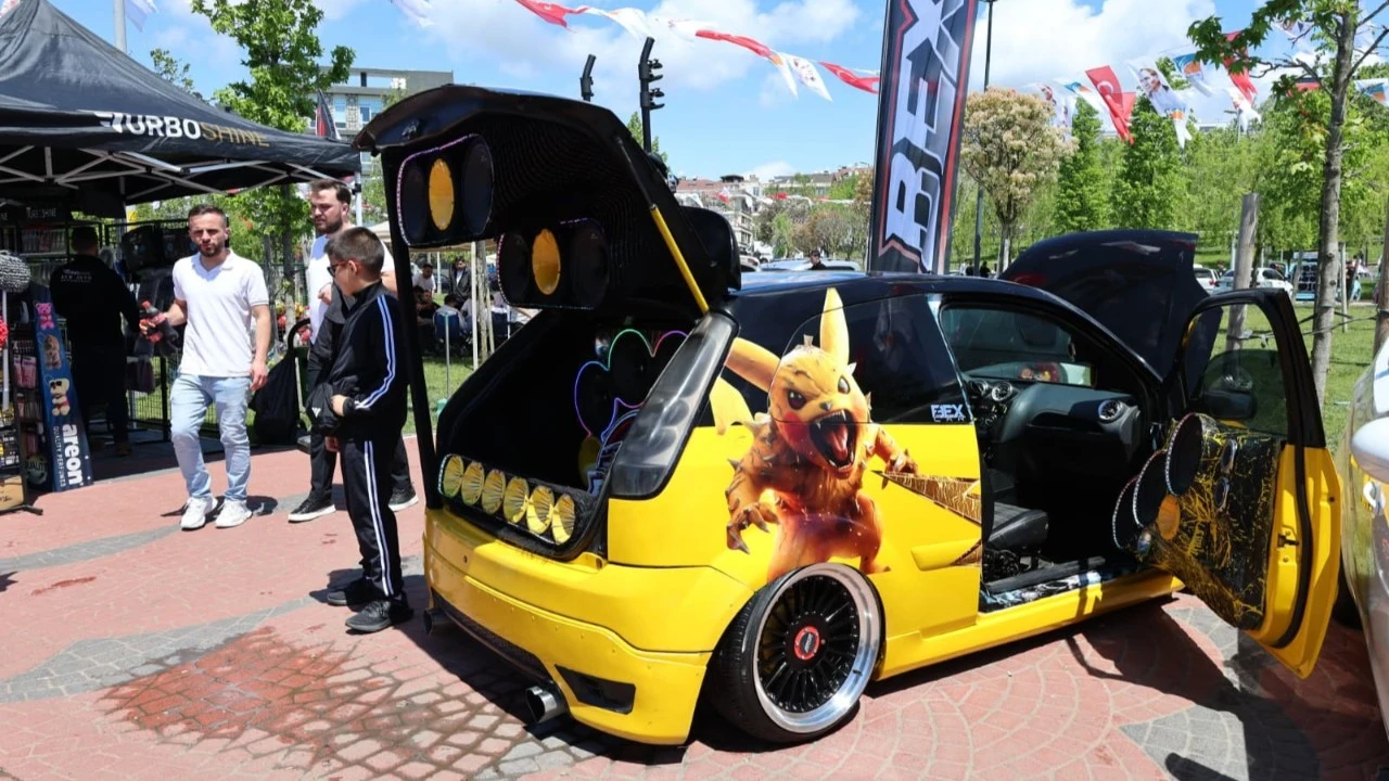 Çekmeköy'de modifiyeli araç festivali renkli görüntülere sahne oldu