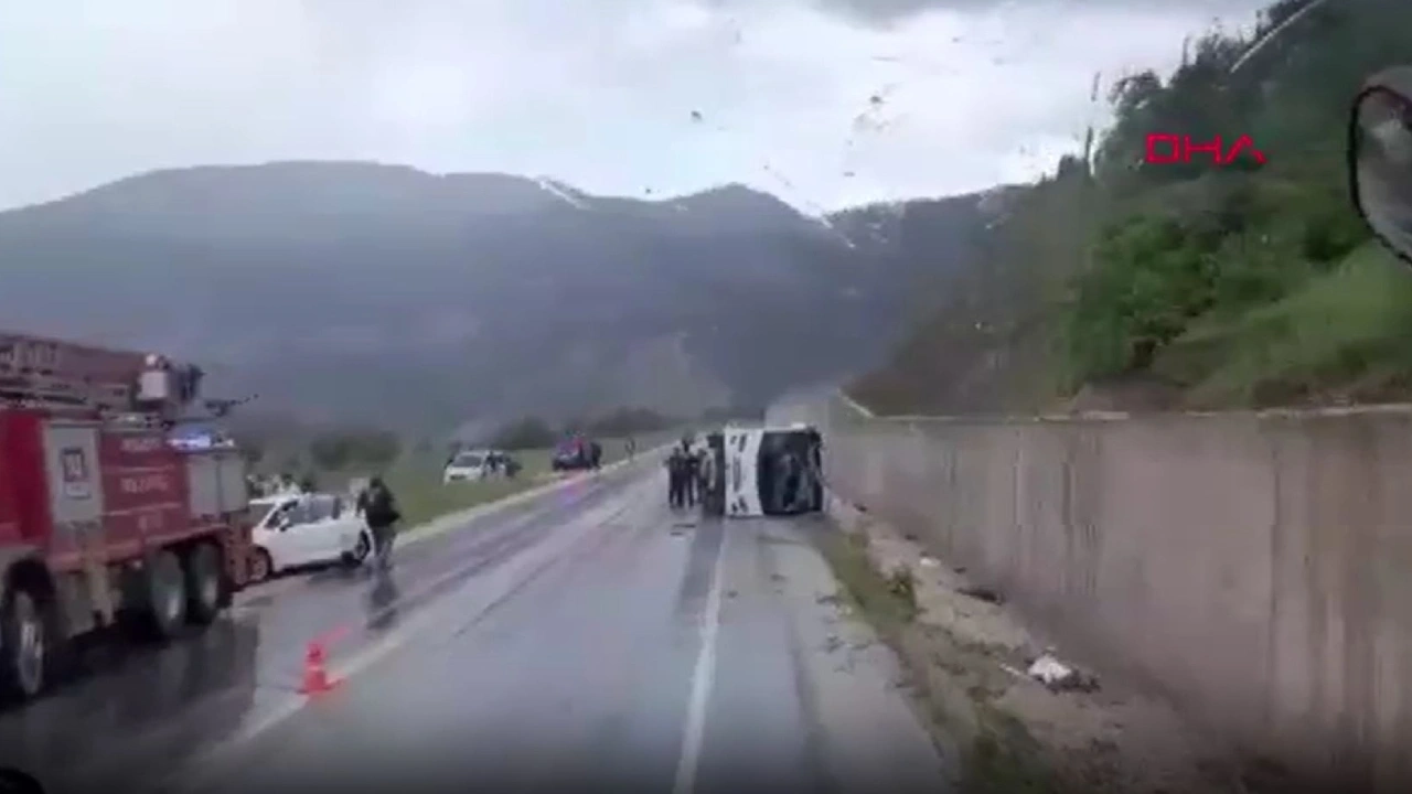 Cenazeden dönen midibüs itfaiye aracı ile çarpıştı: 4 yaralı