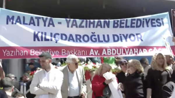 CHP'den ihraç edilen Yazıhan Belediye Başkanı Abdulvahap Göçer'den Kılıçdaroğlu'na pankartlı karşılama