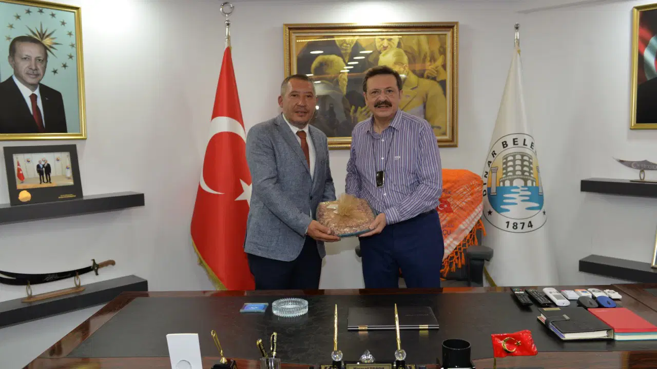 CHP'den istifa edip AKP'ye geçeceği söylenen Veysel Topçu'nun ‘AKP enkazı' afişi yeniden gündemde
