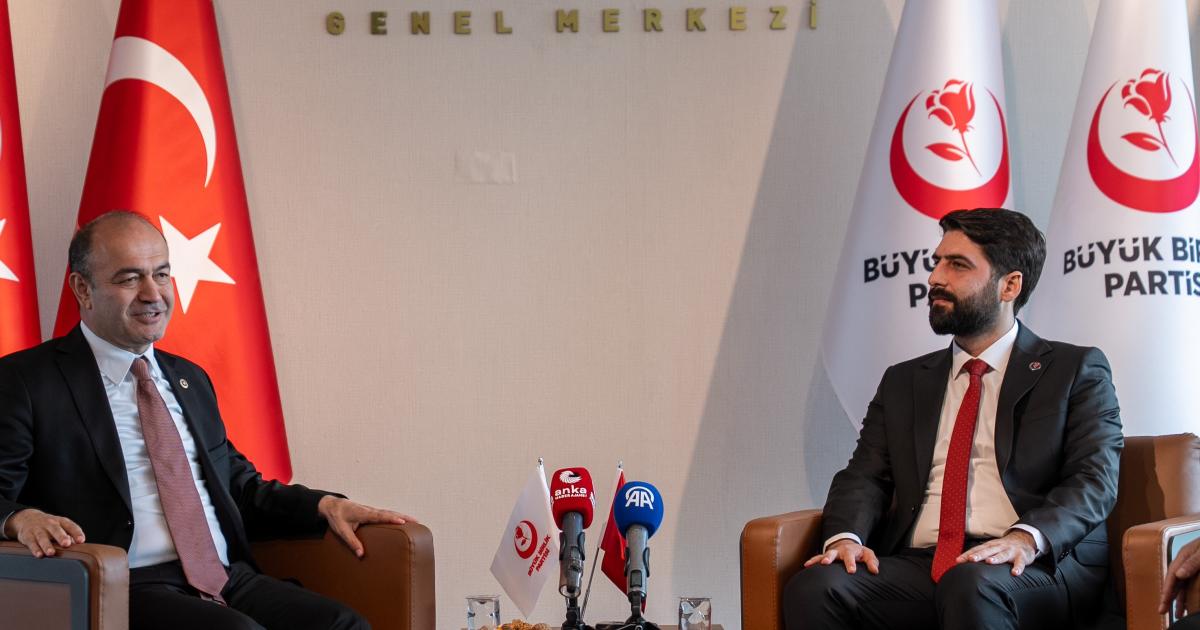 CHP'li heyette Genel Başkan Yardımcısı İstanbul Milletvekili Özgür Karabat ve Bursa Milletvekili Nurhayat Altaca Kayışoğlu yer aldı