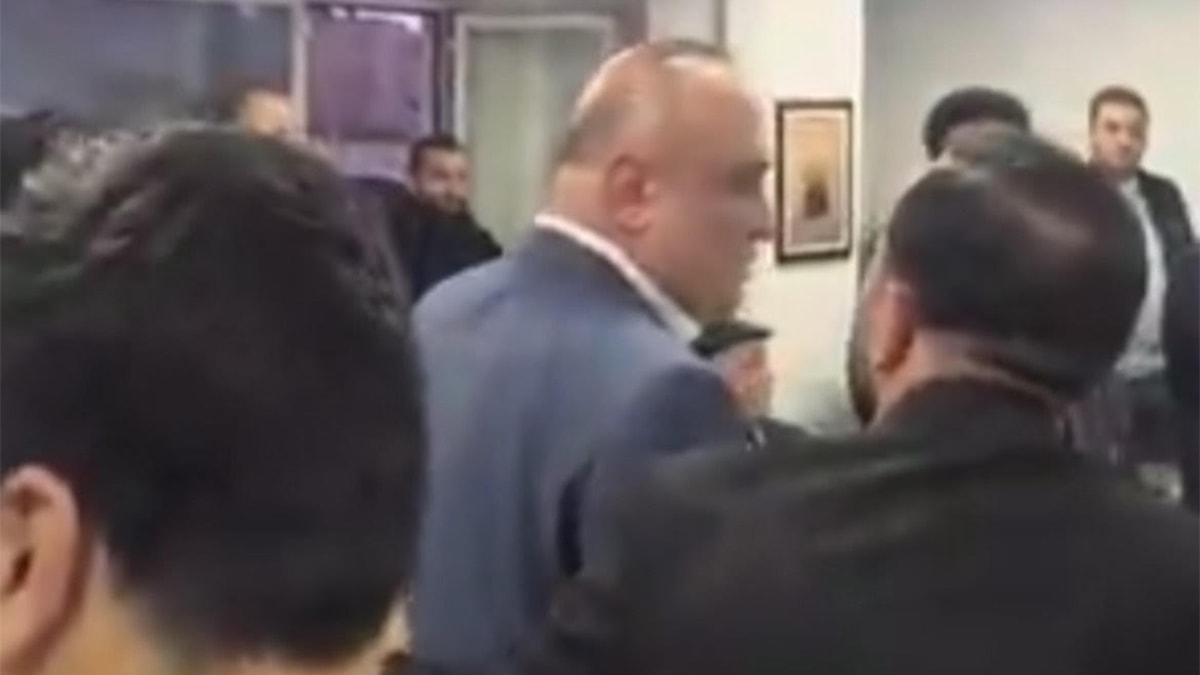CHP'li vekile parti binasında protesto