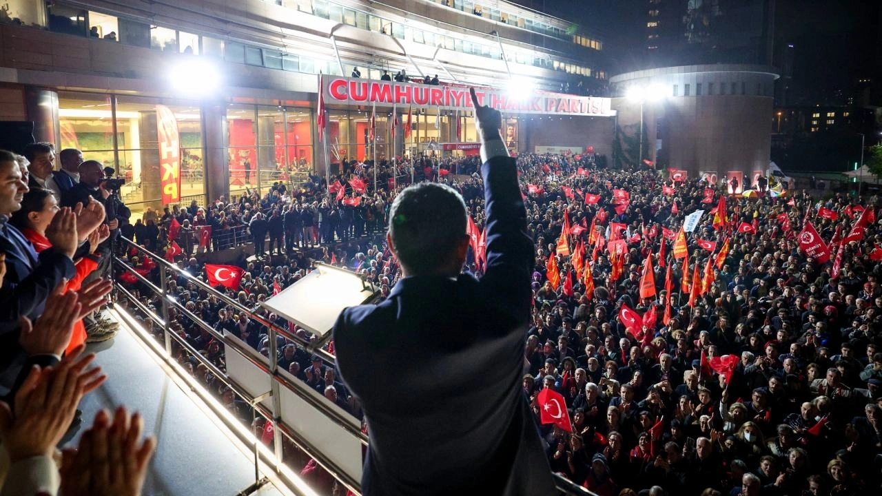 CHP'li vekiller sabaha kadar genel merkezde nöbet tuttu! Direnişe devam mesajı verildi