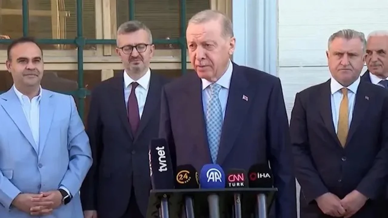 Cumhurbaşkanı Erdoğan vatandaşlarla bayram namazında saf tuttu