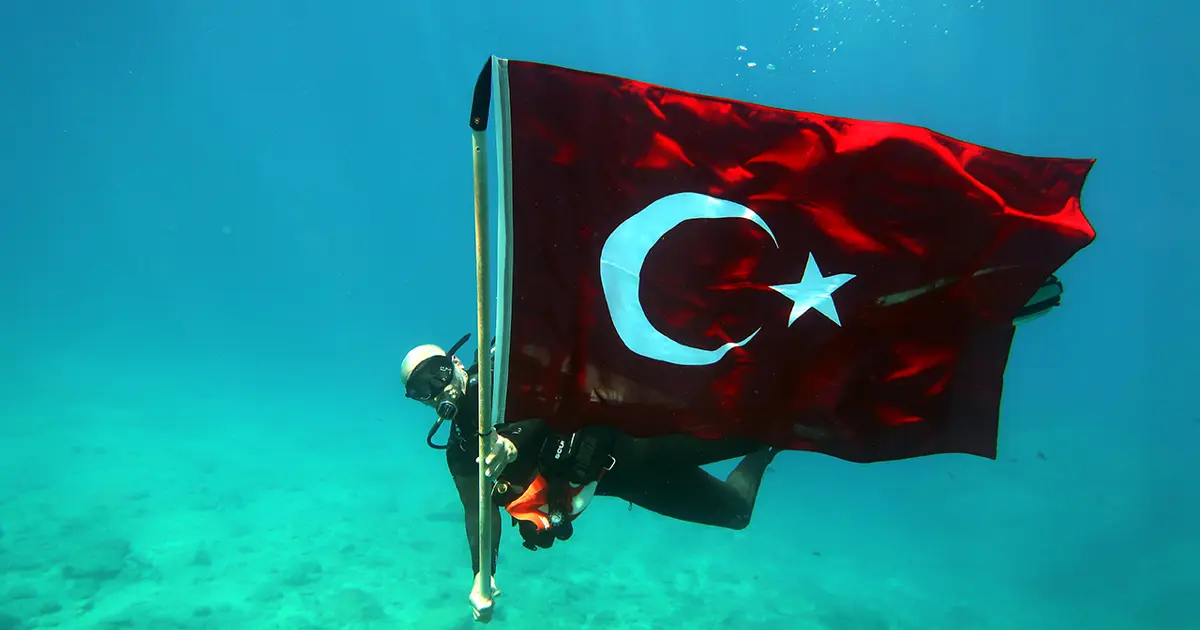 Deniz altında Türk bayrağı açtılar: Kurtuluş mücadelesinin meşalesi 107 yıl önce Samsun'da yakıldı