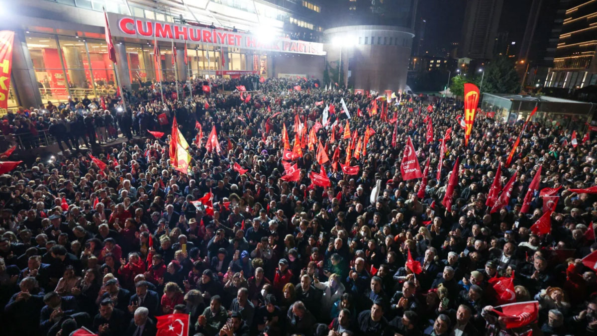 Der Spiegel: Türkiye'de binlerce kişi Özgür Özel kararına karşı sokağa çıktı