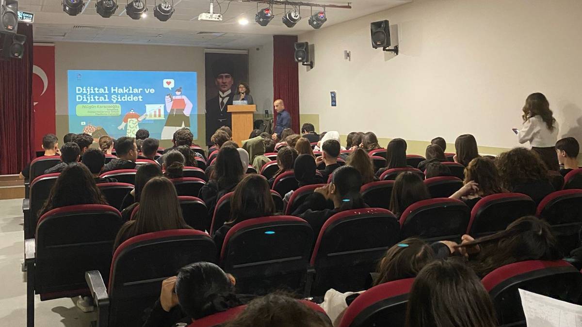 Dijital dünyada haklarını nasıl koruyacakları öğretiliyor