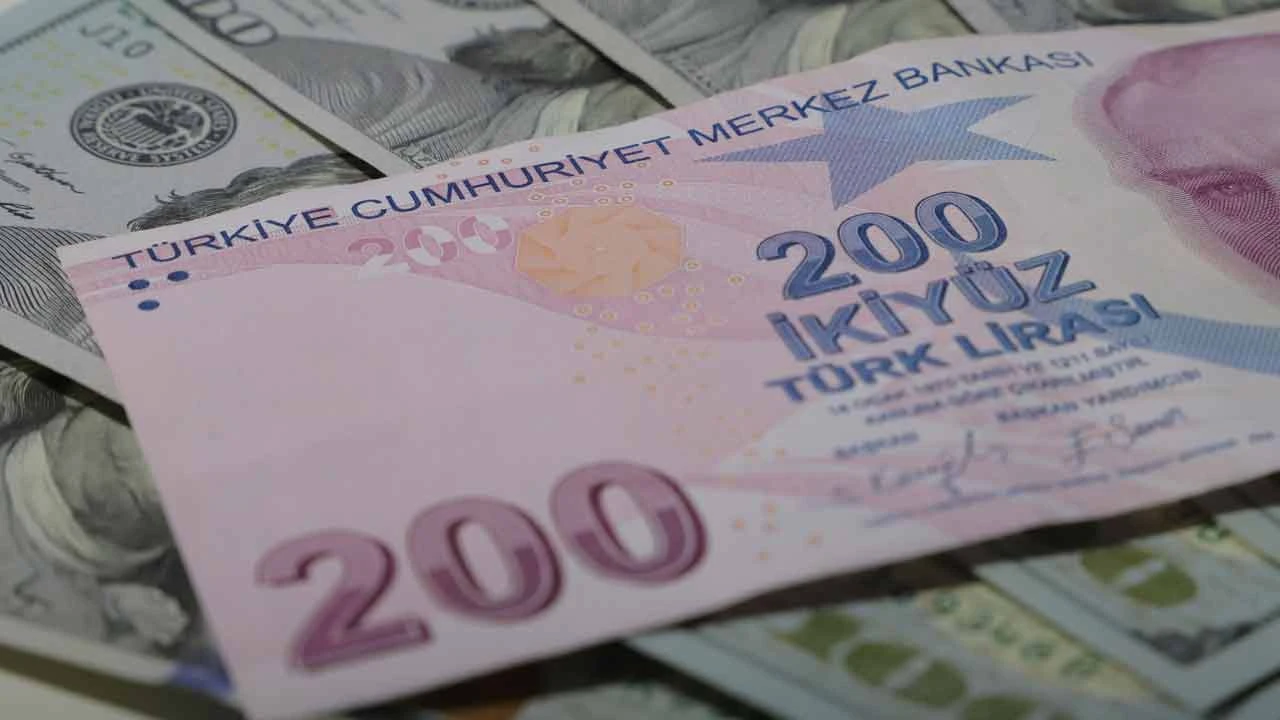 Dolar/TL'de aylık nominal değer kaybının yüzde 1,5-2 aralığında gerçekleşmesini beklediğini duyurdu