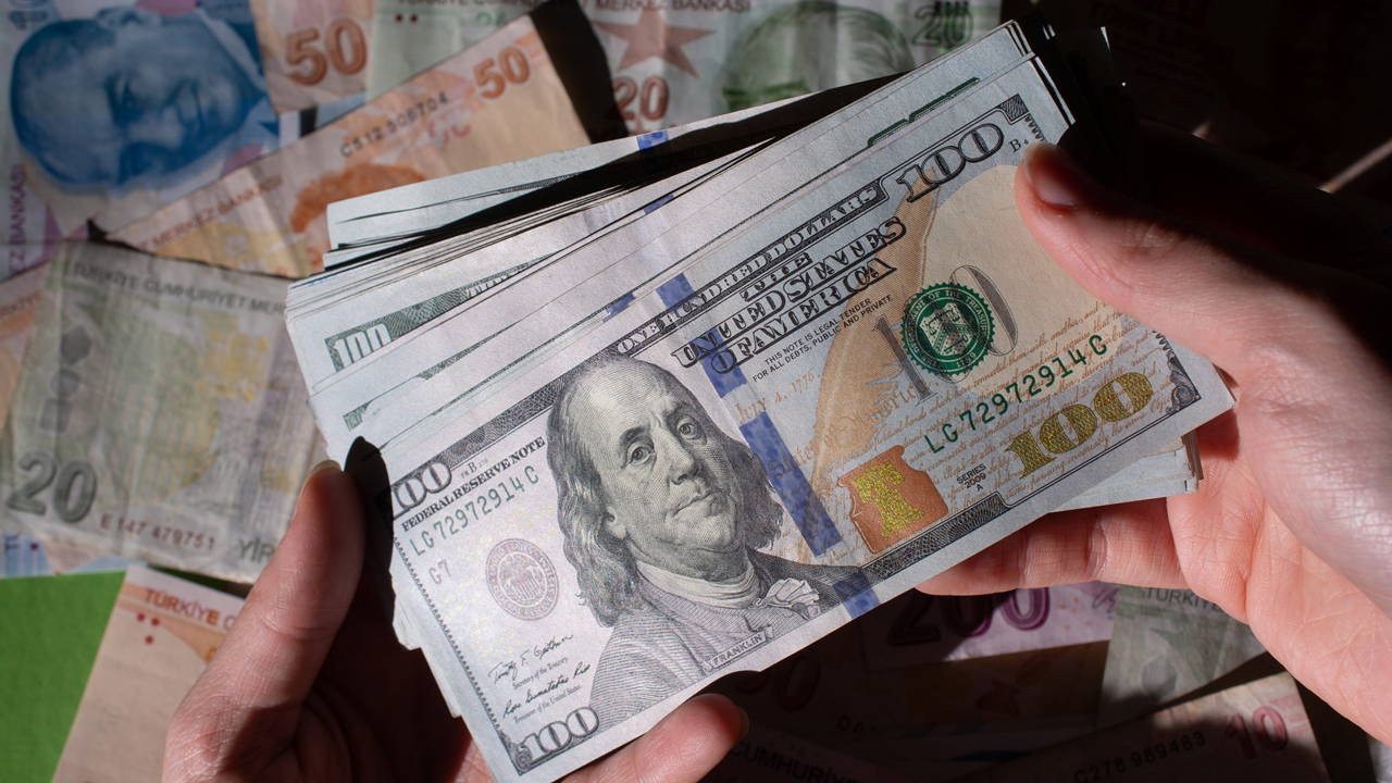 Dolar/TL haftanın ilk işlem gününde yükselişini sürdürürken
