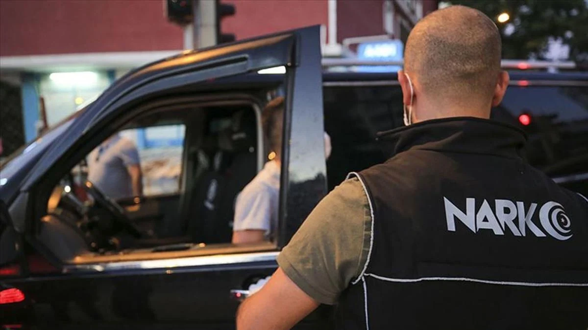 Düzce'de aracın döşemelerine gizlenmiş 4 bin uyuşturucu hap ele geçirildi