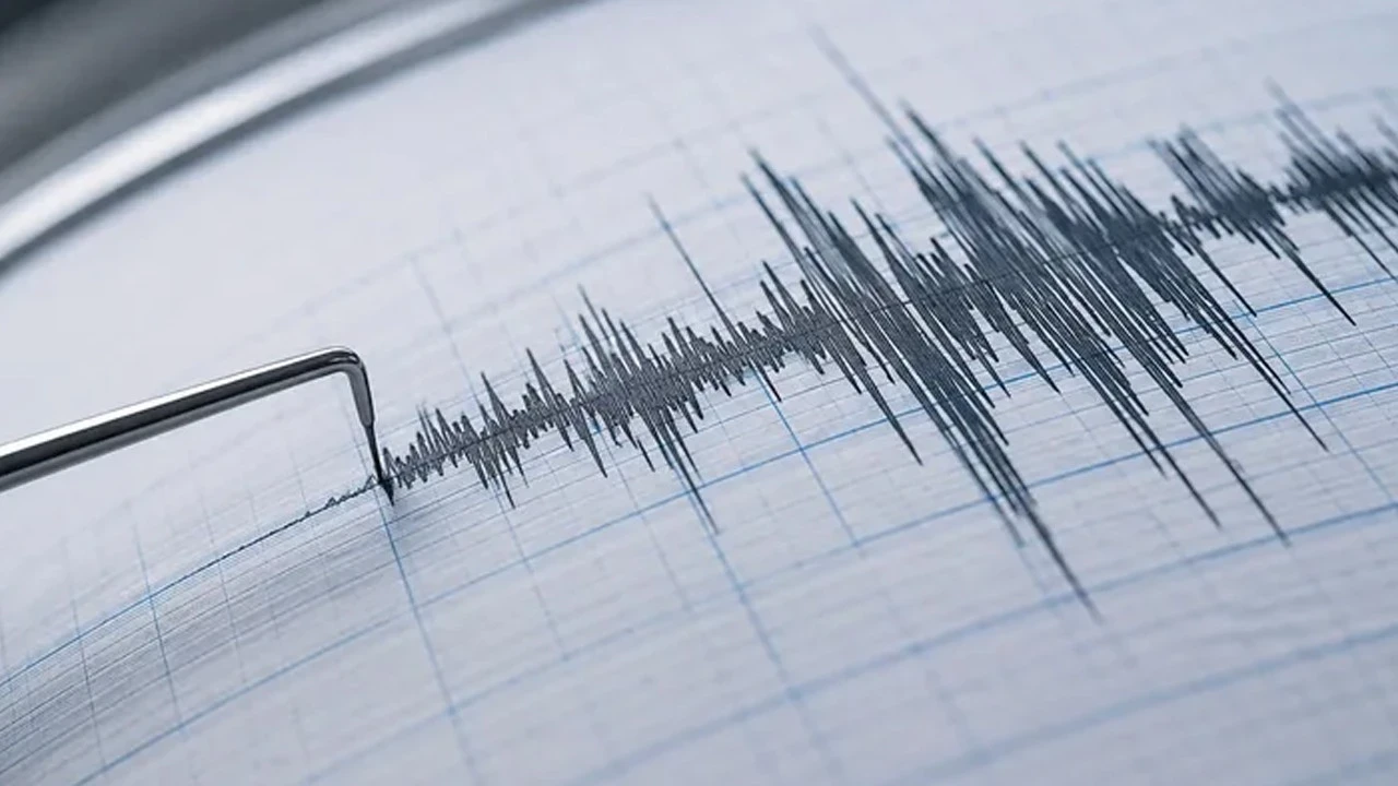 Elazığ'da korkutan deprem!: Elazığ'ın Sivrici ilçesinde saat 22.52'de 4 büyüklüğünde deprem yaşandı